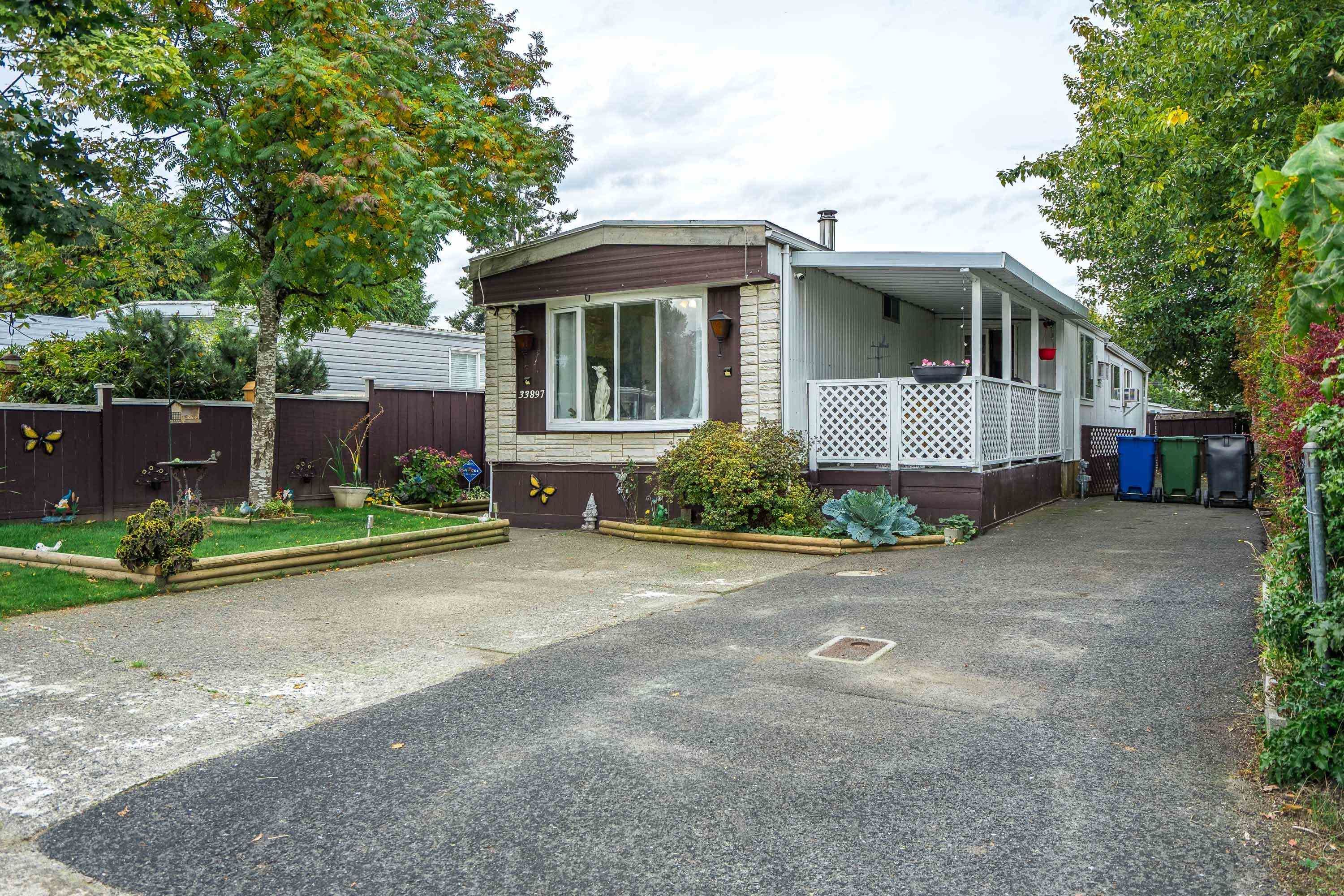 Main Photo: 33897 GILMOUR Drive in Abbotsford: Central Abbotsford Manufactured Home for sale : MLS®# R2822779