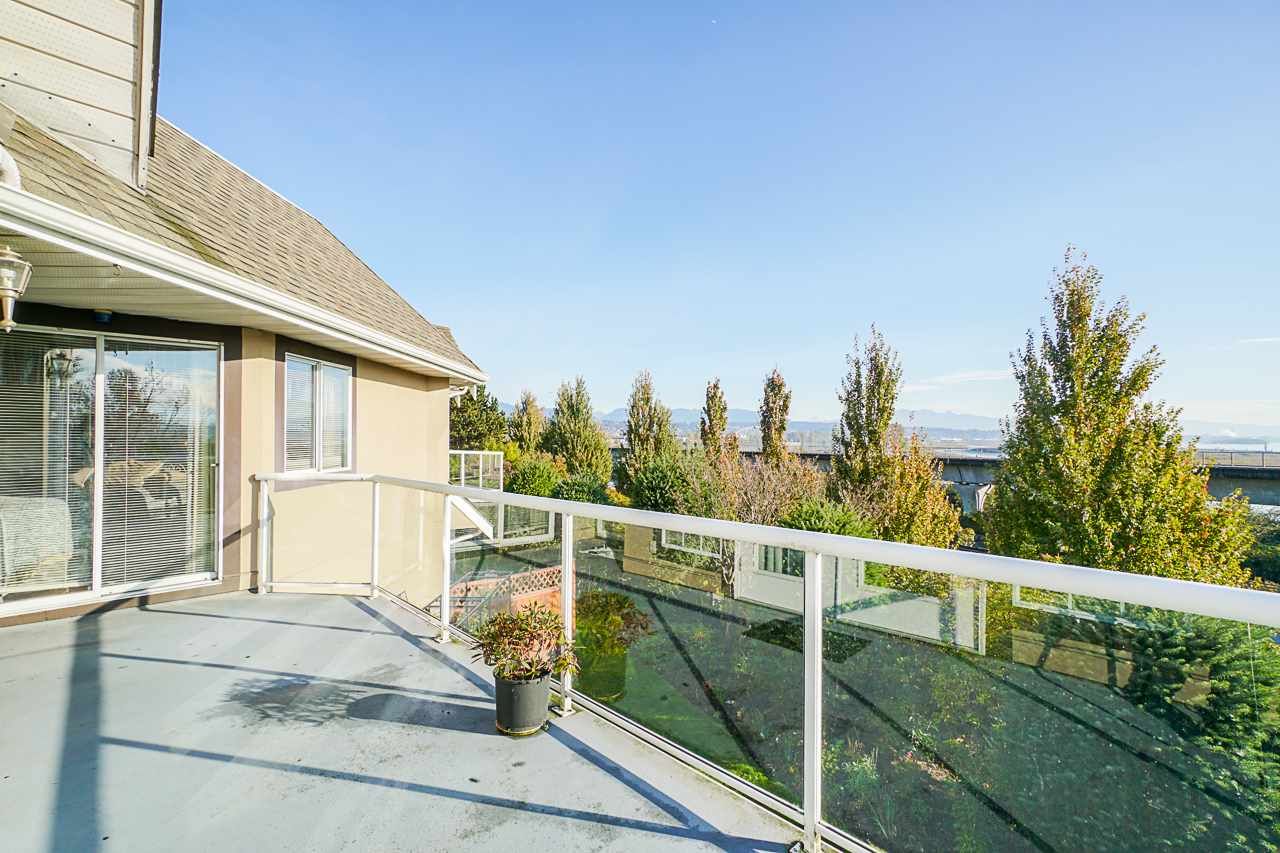 Main Photo: 207 25 RICHMOND STREET in New Westminster: Fraserview NW Condo for sale : MLS®# R2531528