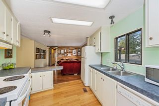 Photo 11: 24 70 Cooper Rd in View Royal: VR Glentana Manufactured Home for sale : MLS®# 896454