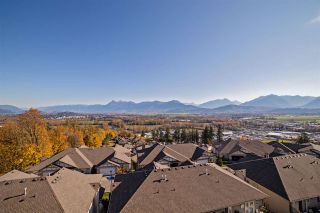 Photo 2: 125 8590 SUNRISE Drive in Chilliwack: Chilliwack Mountain Townhouse for sale in "MAPLE HILLS" : MLS®# R2219906