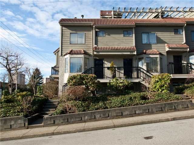 Main Photo: 303 ST ANDREWS Avenue in North Vancouver: Lower Lonsdale Townhouse for sale in "ST ANDREWS MEWS" : MLS®# V867631