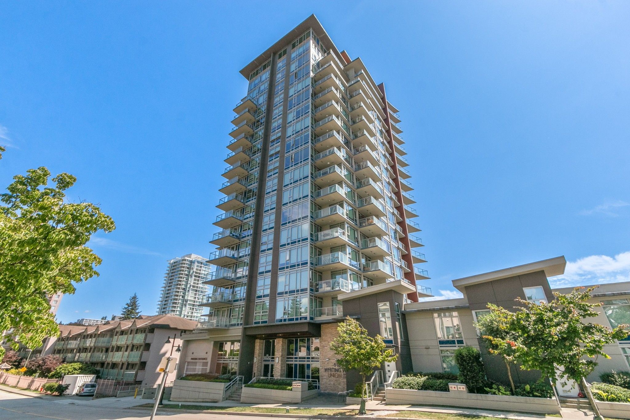 Main Photo: 302 518 WHITING Way in Coquitlam: Coquitlam West Condo for sale : MLS®# R2799187