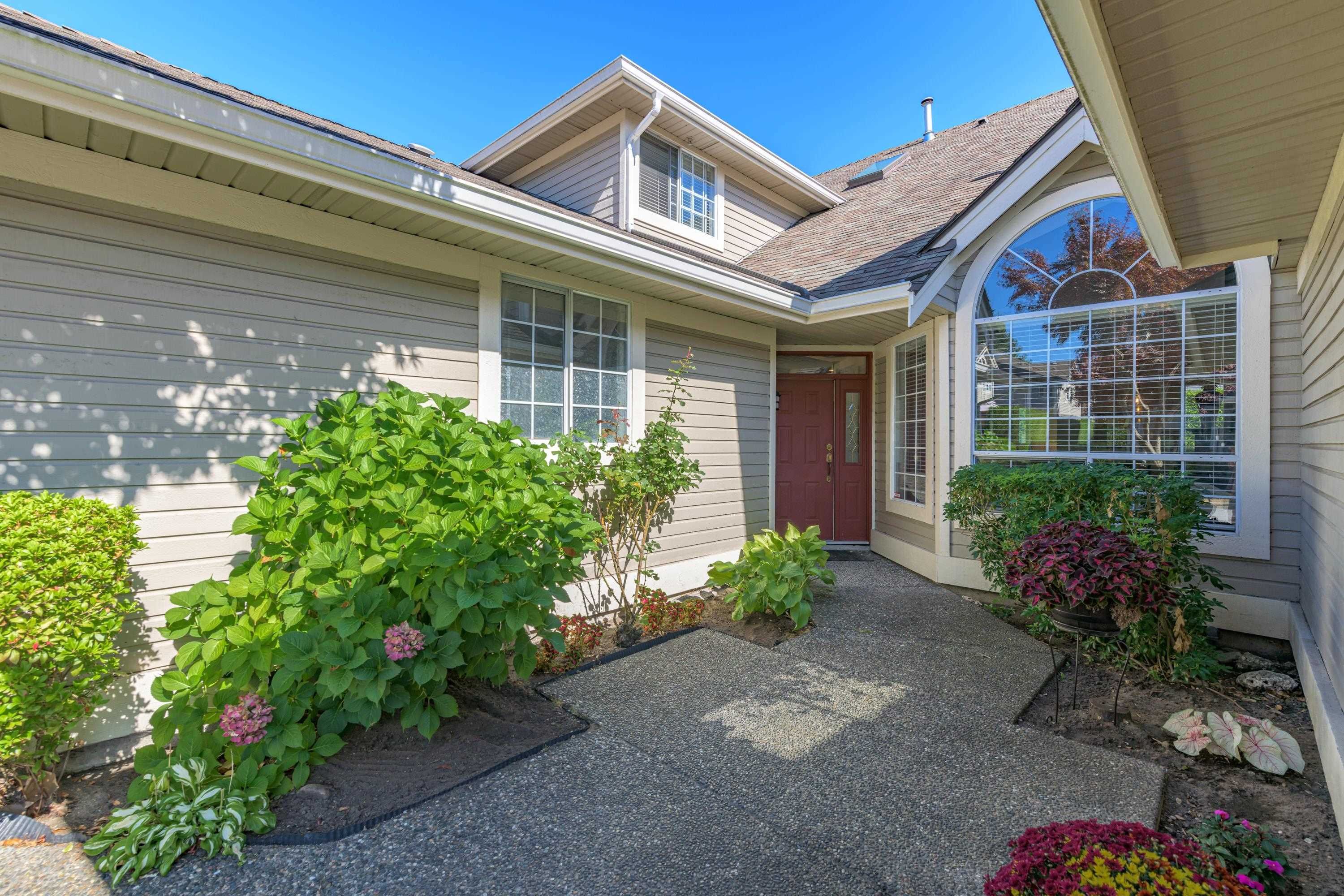 Main Photo: 16 6380 121 Street in Surrey: Panorama Ridge Townhouse for sale in "FOREST RIDGE" : MLS®# R2724929