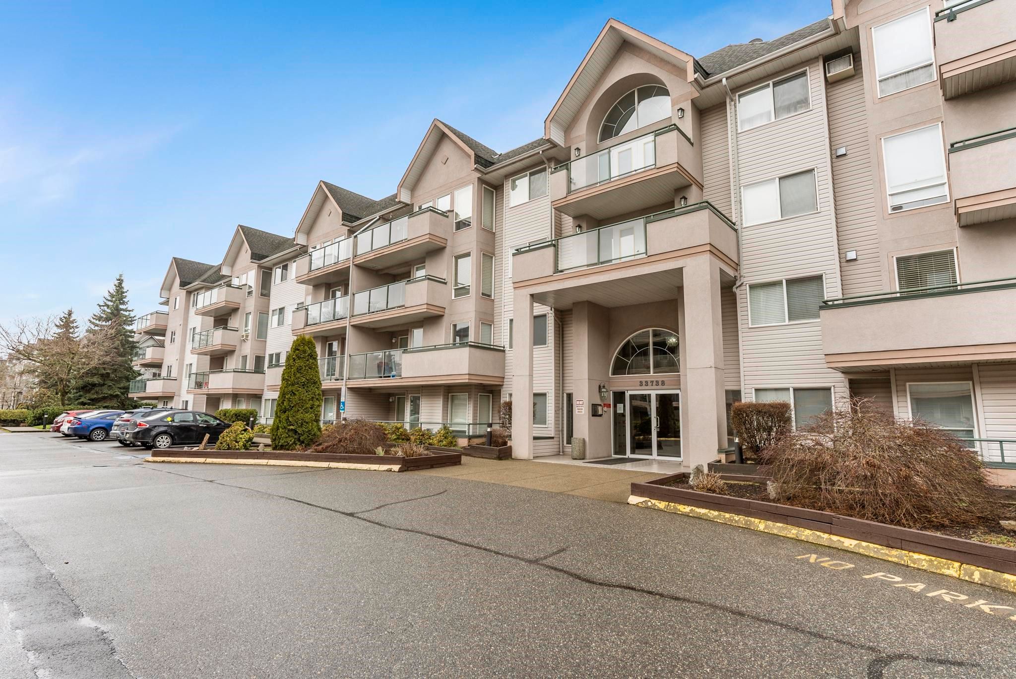 Main Photo: 104 33738 KING Road in Abbotsford: Abbotsford West Condo for sale in "COLLEGE PARK" : MLS®# R2653058