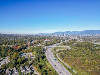Photo 11: 5853 MAYVIEW Circle in Burnaby: Burnaby Lake Townhouse for sale in "ONE ARBOURLANE" (Burnaby South)  : MLS®# R2825166