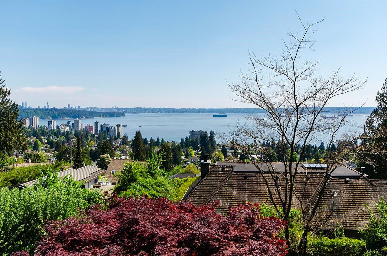 Main Photo: 2440 QUEENS Avenue in West Vancouver: Queens House for sale : MLS®# R2779908