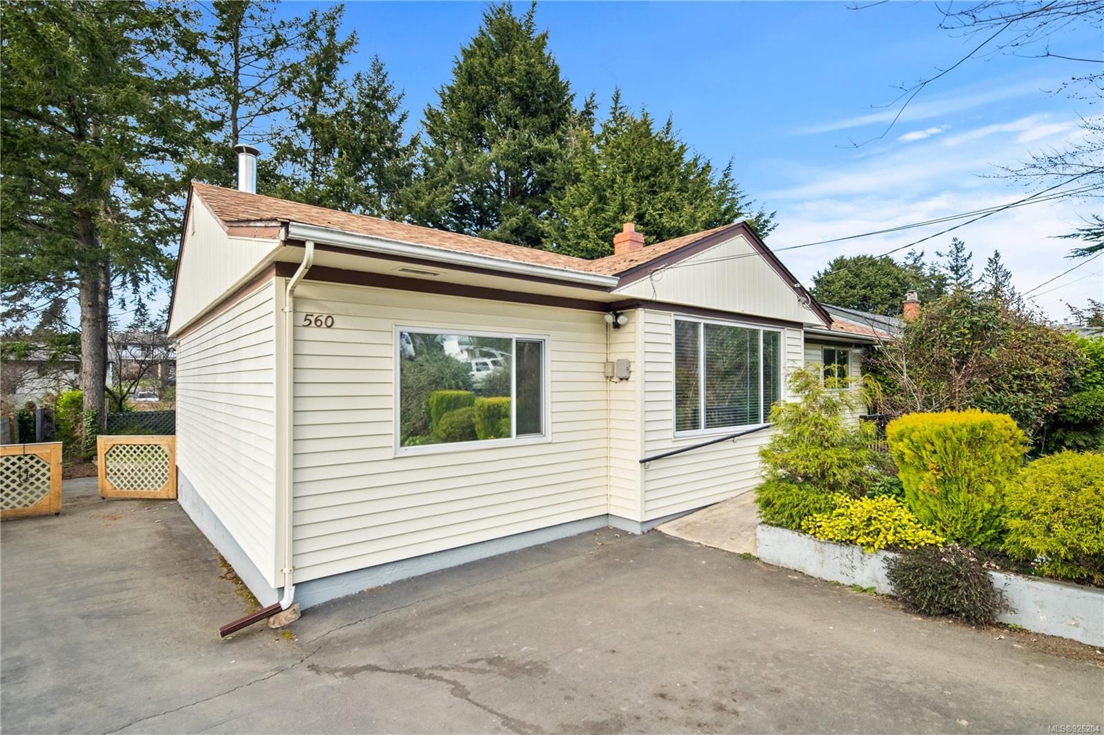 Main Photo: 560 Kenneth St in Saanich: SW Glanford House for sale (Saanich West)  : MLS®# 926204