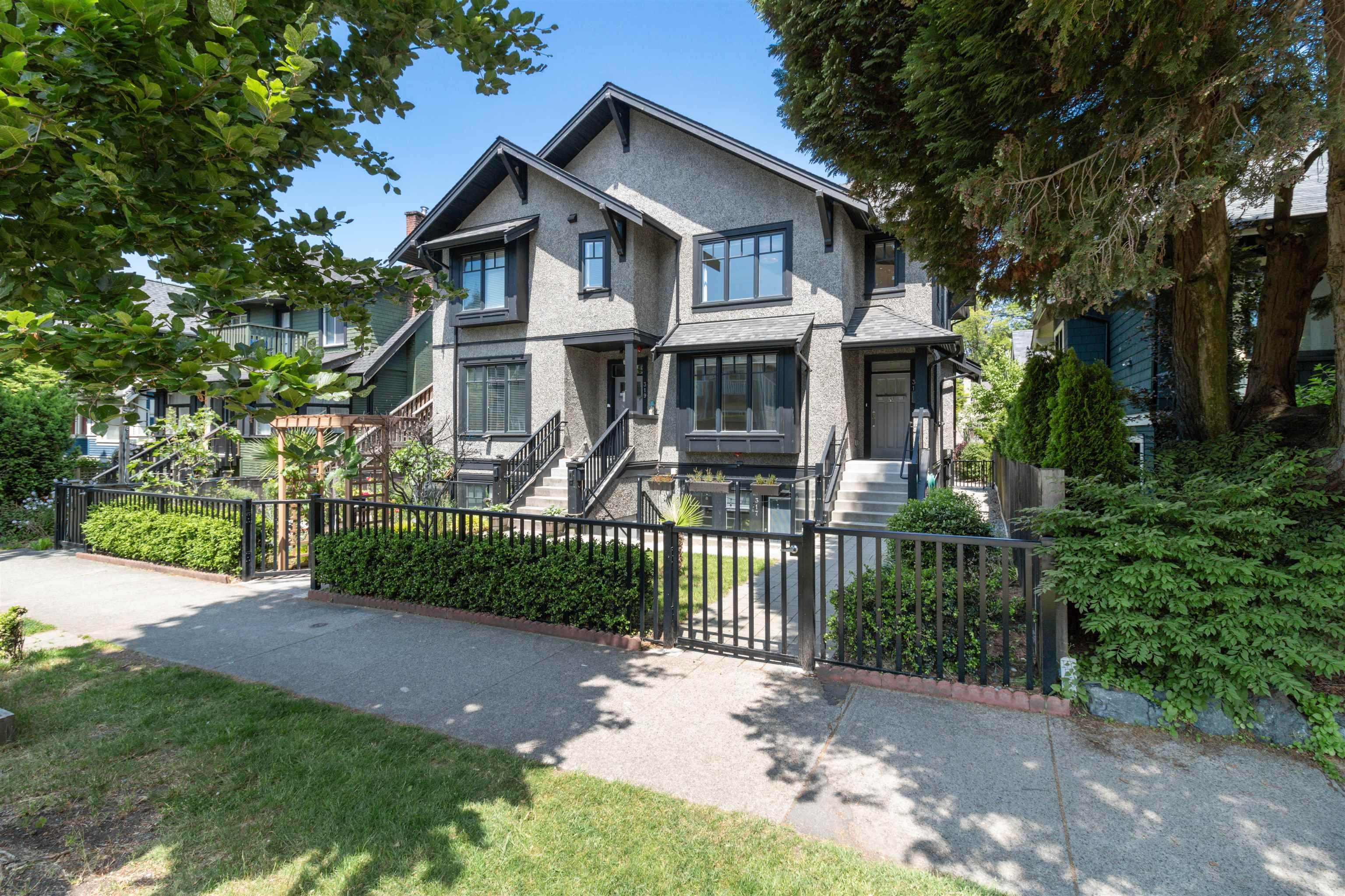 Main Photo: 315 W 16TH Avenue in Vancouver: Mount Pleasant VW Townhouse for sale (Vancouver West)  : MLS®# R2784852