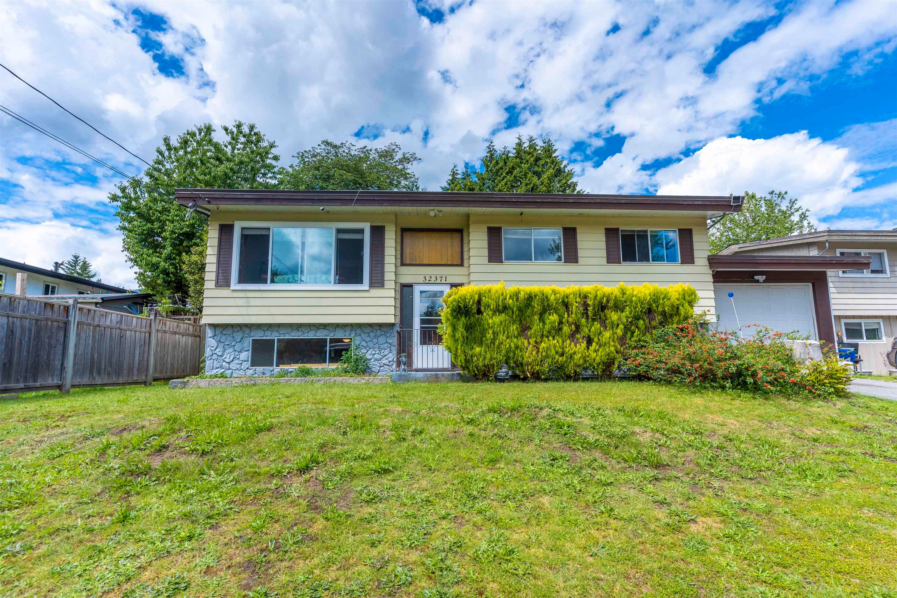 Main Photo: 32371 DIAMOND Avenue in Mission: Mission BC House for sale : MLS®# R2738875