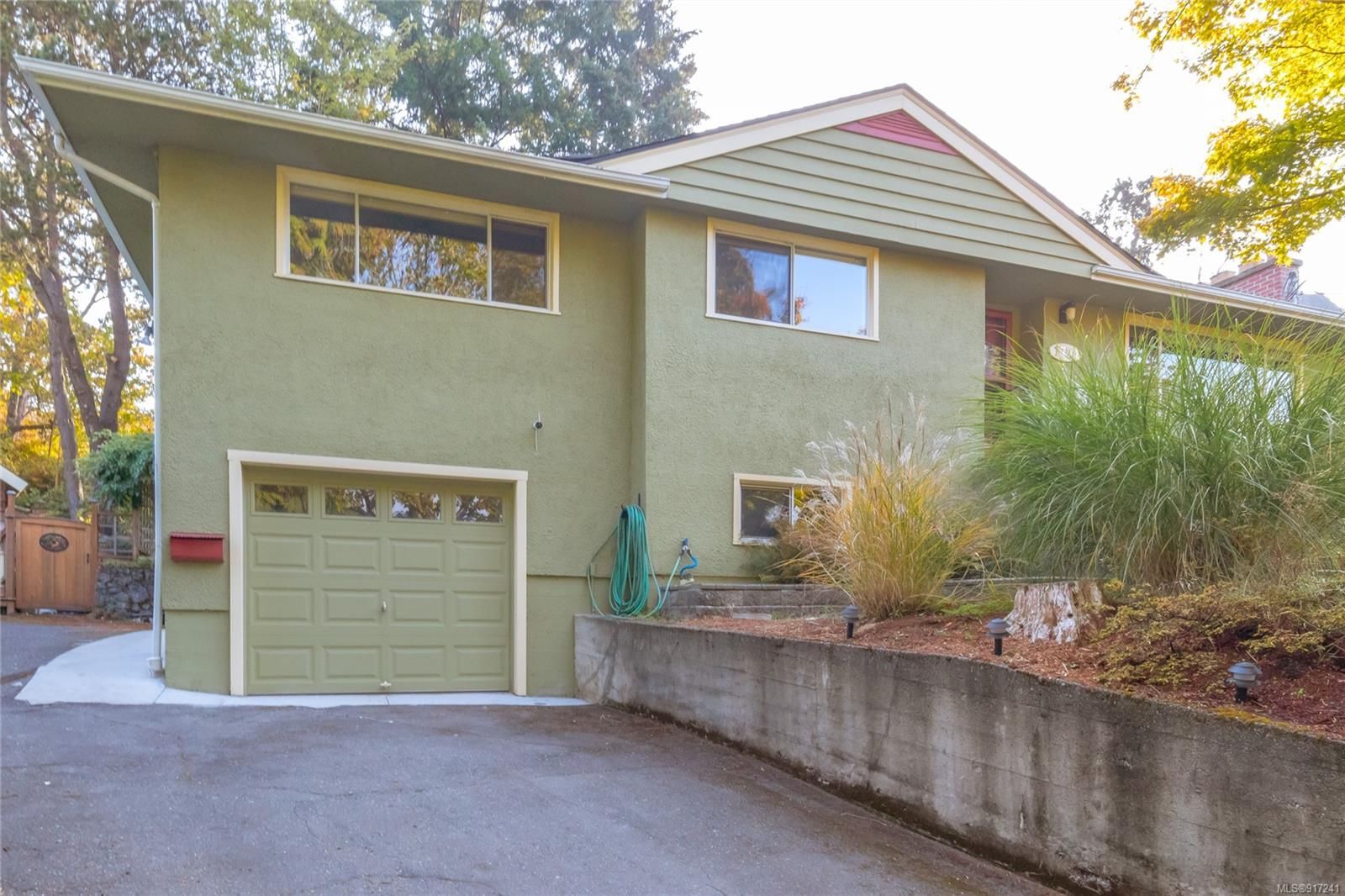 Main Photo: 1724 Kingsberry Cres in Saanich: SE Mt Tolmie House for sale (Saanich East)  : MLS®# 917241