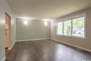 Photo 4: 325 Ottawa Avenue South in Saskatoon: Meadowgreen Residential for sale : MLS®# SK930346