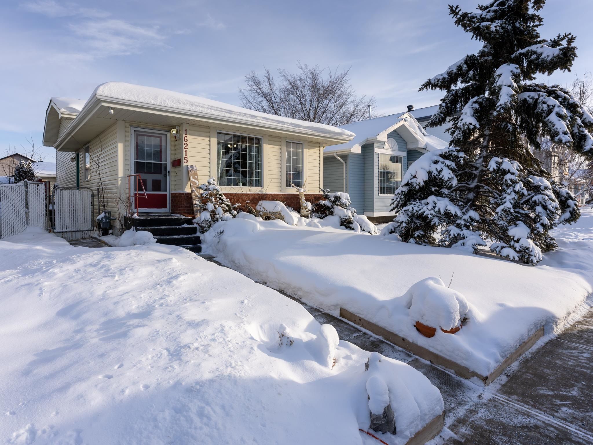 Main Photo: 16215 55A Street in Edmonton: Zone 03 House for sale : MLS®# E4273797