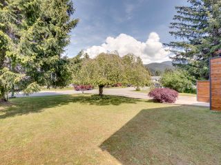Photo 8: 1454 MAPLE Crescent in Squamish: Brackendale House for sale : MLS®# R2695511
