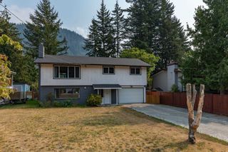 Photo 1: 41768 DOGWOOD Place in Squamish: Brackendale House for sale : MLS®# R2723443