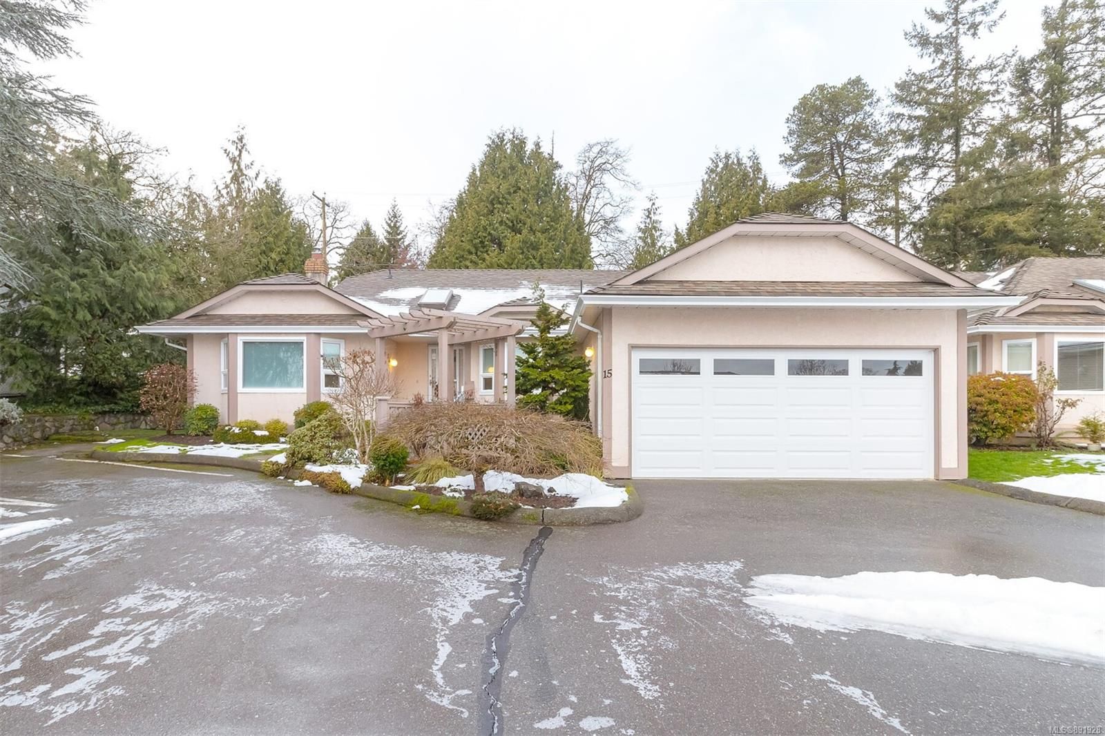 Main Photo: 15 4120 Interurban Rd in Saanich: SW Strawberry Vale Row/Townhouse for sale (Saanich West)  : MLS®# 891928