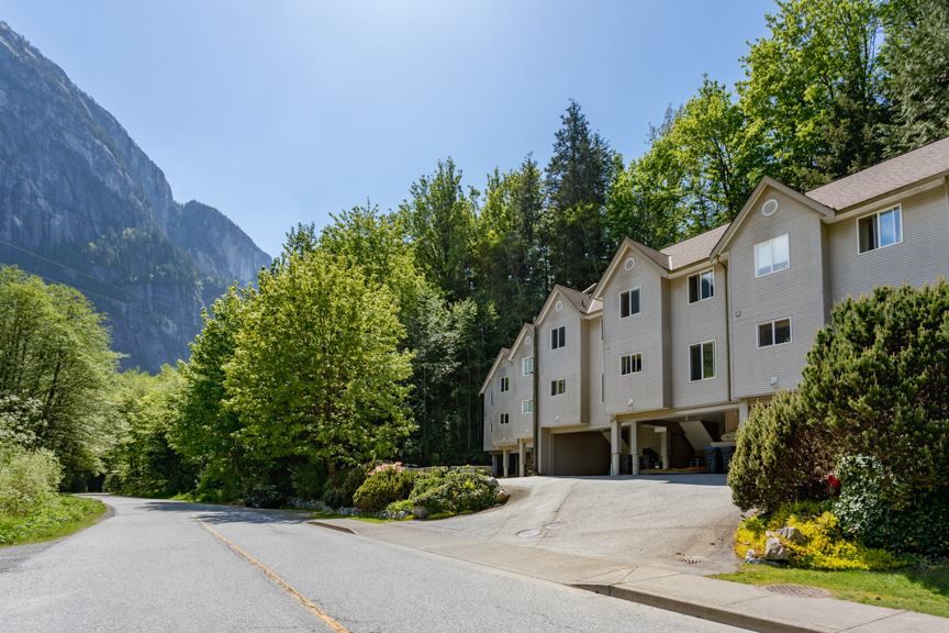 Photo 1: Photos: 2 9900 VALLEY Drive in Squamish: Valleycliffe Townhouse for sale : MLS®# R2266810