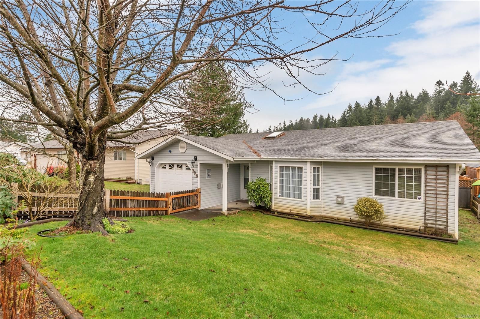 Main Photo: 798 Beaver Lodge Rd in Campbell River: CR Willow Point House for sale : MLS®# 896773