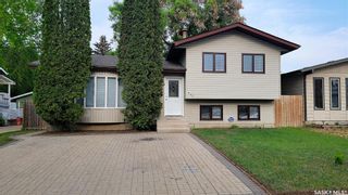 Photo 1: 322 BARBER Crescent in Saskatoon: Fairhaven Residential for sale : MLS®# SK929996