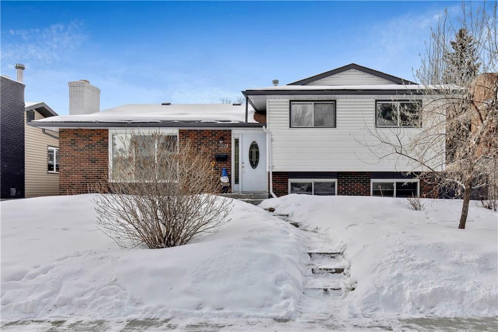 Main Photo: 359 Queen Charlotte RD SE in Calgary: Queensland RES for sale : MLS®# C4287072