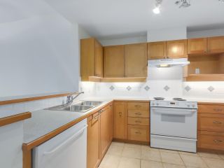 Photo 10: 301 6198 ASH Street in Vancouver: Oakridge VW Condo for sale in "THE GROVE" (Vancouver West)  : MLS®# R2332430