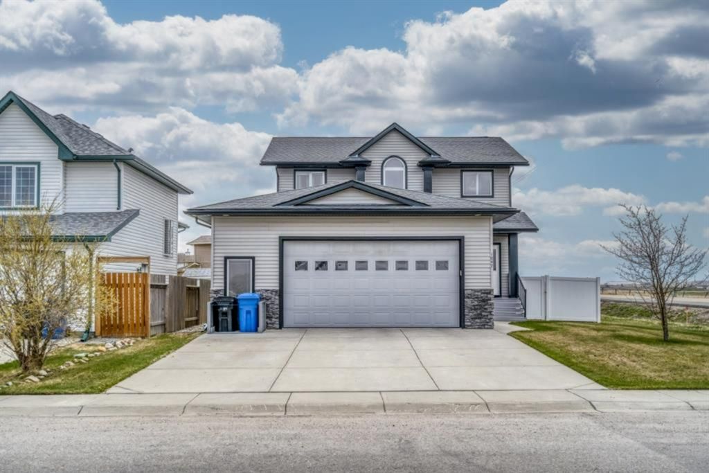 Main Photo: 1047 Carriage Lane Drive: Carstairs Detached for sale : MLS®# A1215731