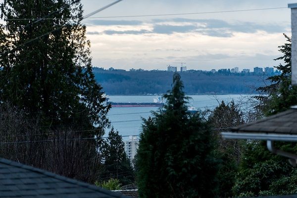 Photo 1: Photos: 1535 RENA Crescent in West Vancouver: Ambleside House for sale in "AMBLESIDE ESTATES" : MLS®# R2025467