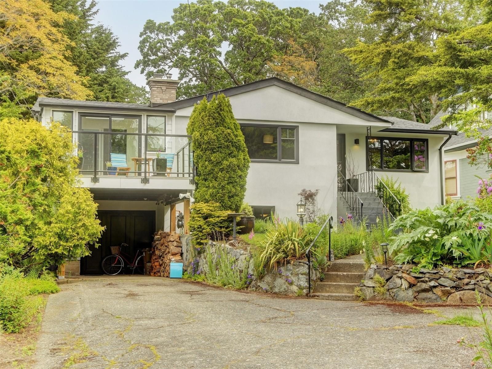 Main Photo: 1956 Ernest Ave in Saanich: SE Camosun House for sale (Saanich East)  : MLS®# 905974