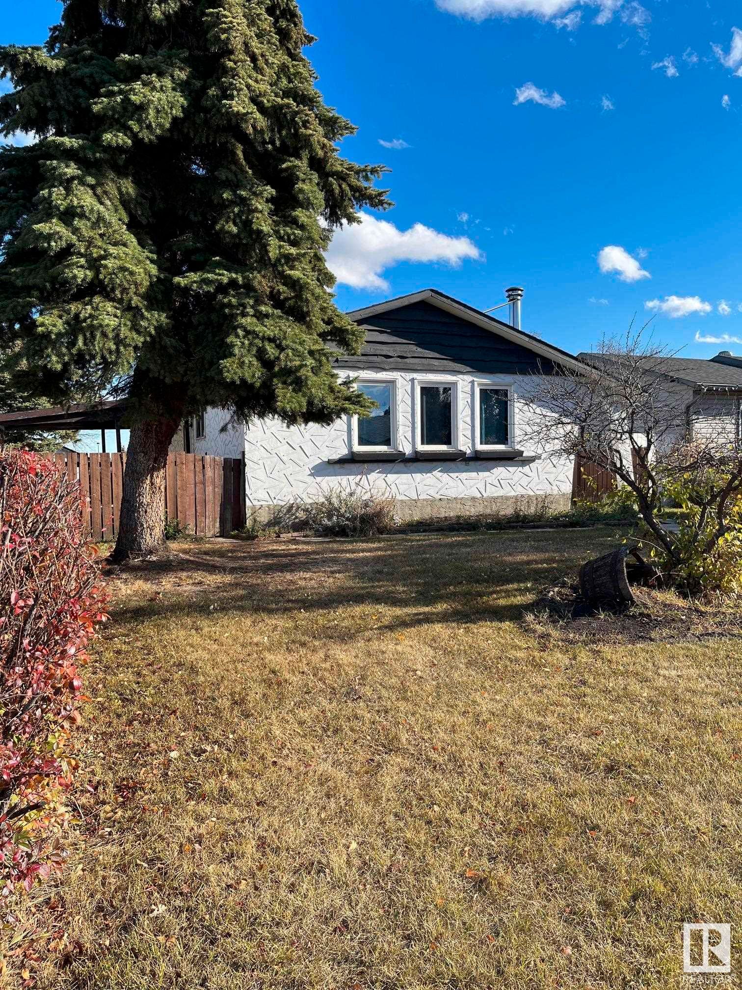 Main Photo: 23 LINDEN Street: Spruce Grove House for sale : MLS®# E4318291