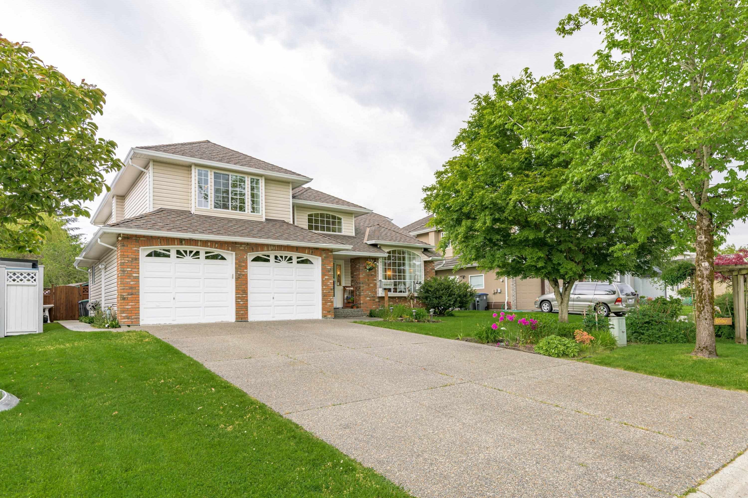 Main Photo: 18541 63A Avenue in Surrey: Cloverdale BC House for sale in "Eagle Crest" (Cloverdale)  : MLS®# R2695397