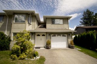 Photo 1: 41552 RAE Road in Squamish: Brackendale 1/2 Duplex for sale : MLS®# R2391557