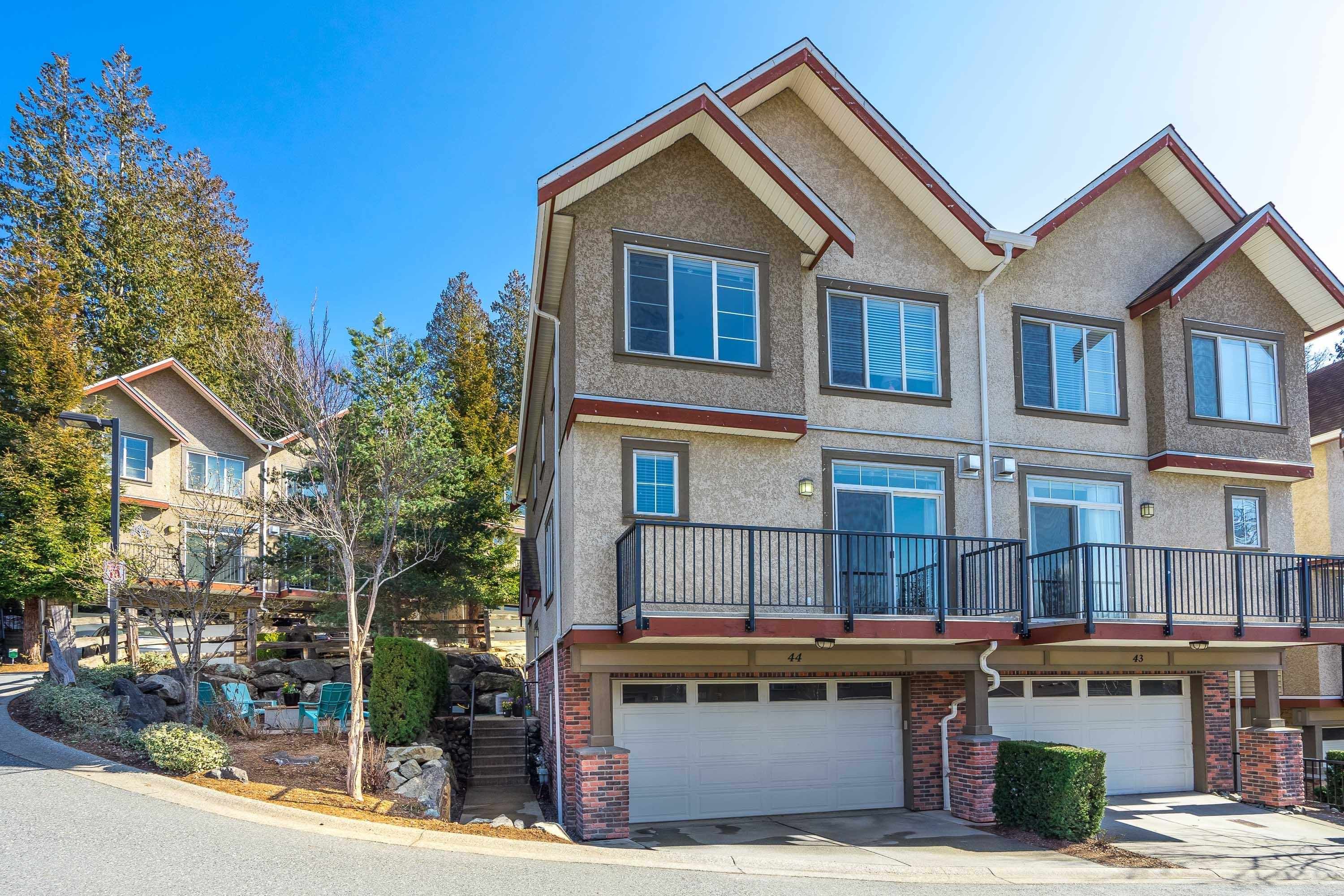 Main Photo: 44 35626 MCKEE Road in Abbotsford: Abbotsford East Townhouse for sale in "LEDGEVIEW VILLAS" : MLS®# R2760779