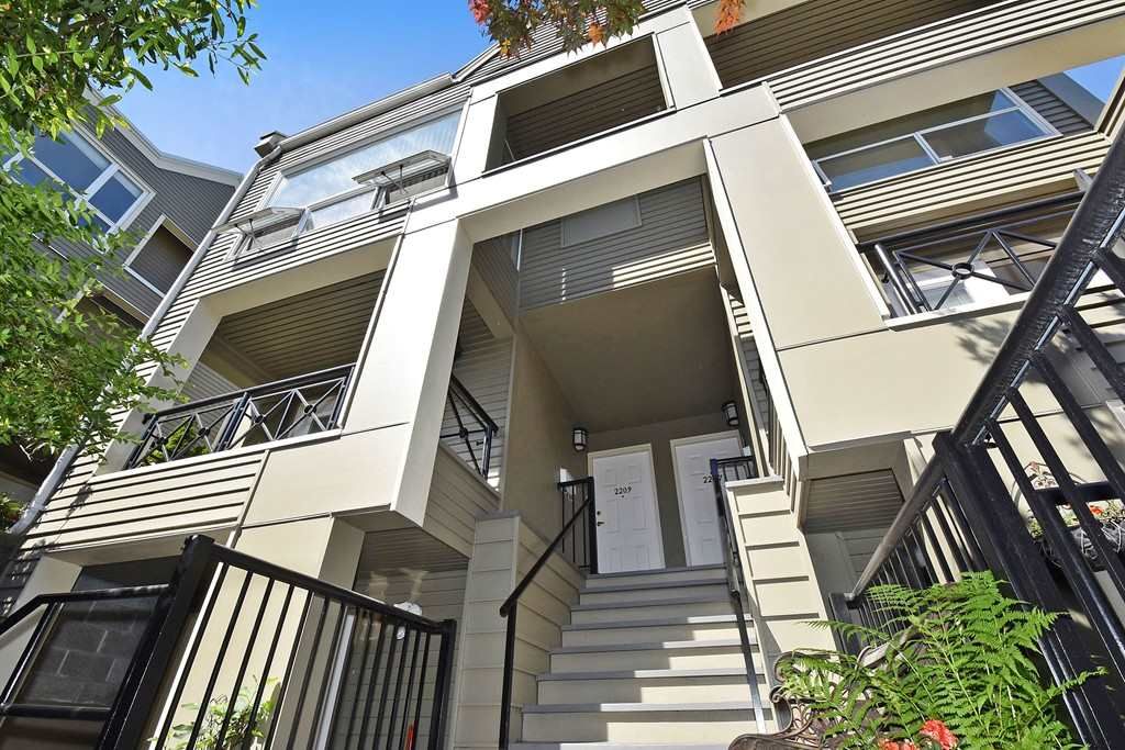 Main Photo: 2209 ALDER Street in Vancouver: Fairview VW Townhouse for sale (Vancouver West)  : MLS®# R2069588