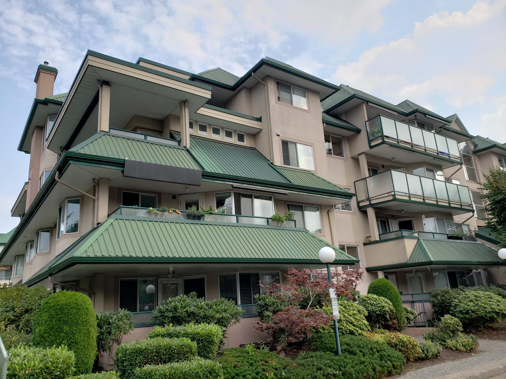 Main Photo: 208 2960 Tretheway Street in Abbotsford: Abbotsford West Condo for sale : MLS®# R2723424