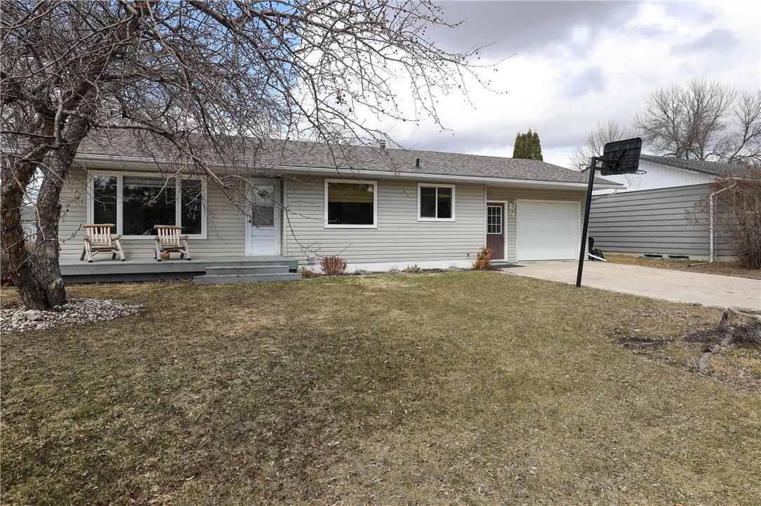 Main Photo: 20 Pine Crescent in Steinbach: House for sale : MLS®# 202311670