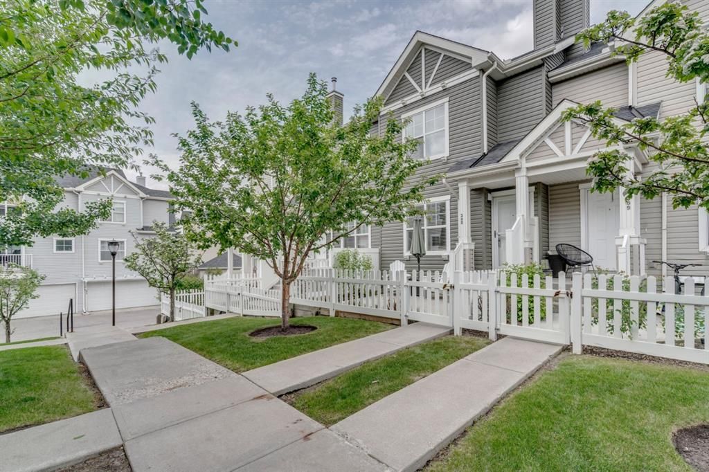 Main Photo: 385 Elgin Gardens SE in Calgary: McKenzie Towne Row/Townhouse for sale : MLS®# A1115292