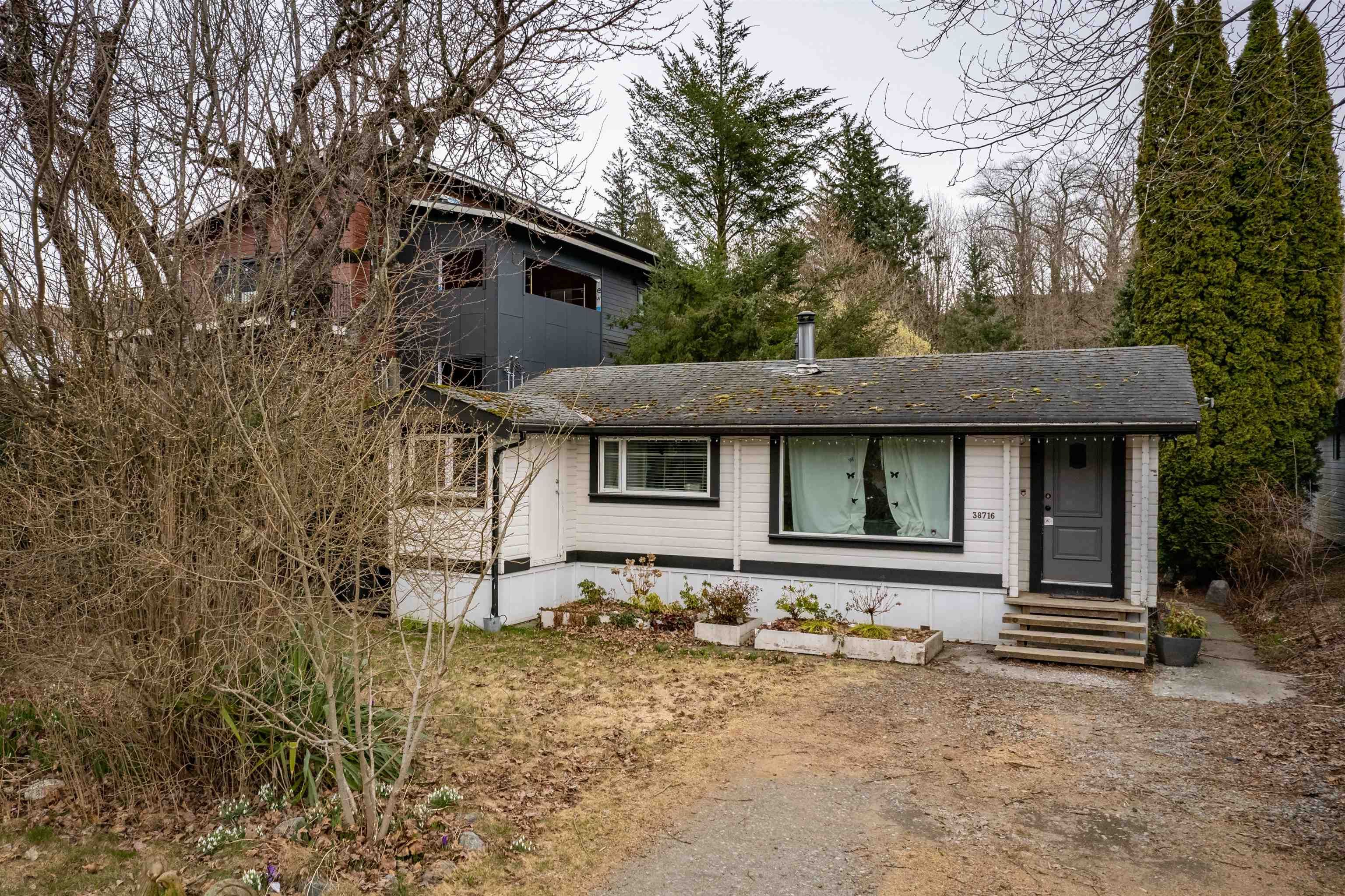 Main Photo: 38716 BRITANNIA Avenue in Squamish: Dentville House for sale : MLS®# R2664141