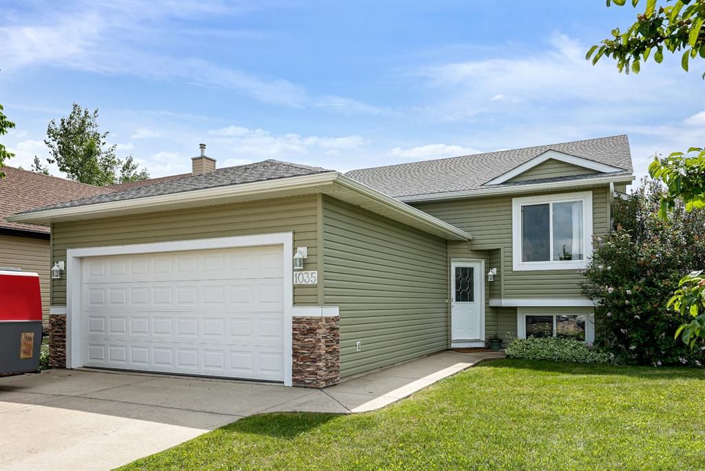 Main Photo: 1035 Carriage Lane Drive: Carstairs Detached for sale : MLS®# A1235874