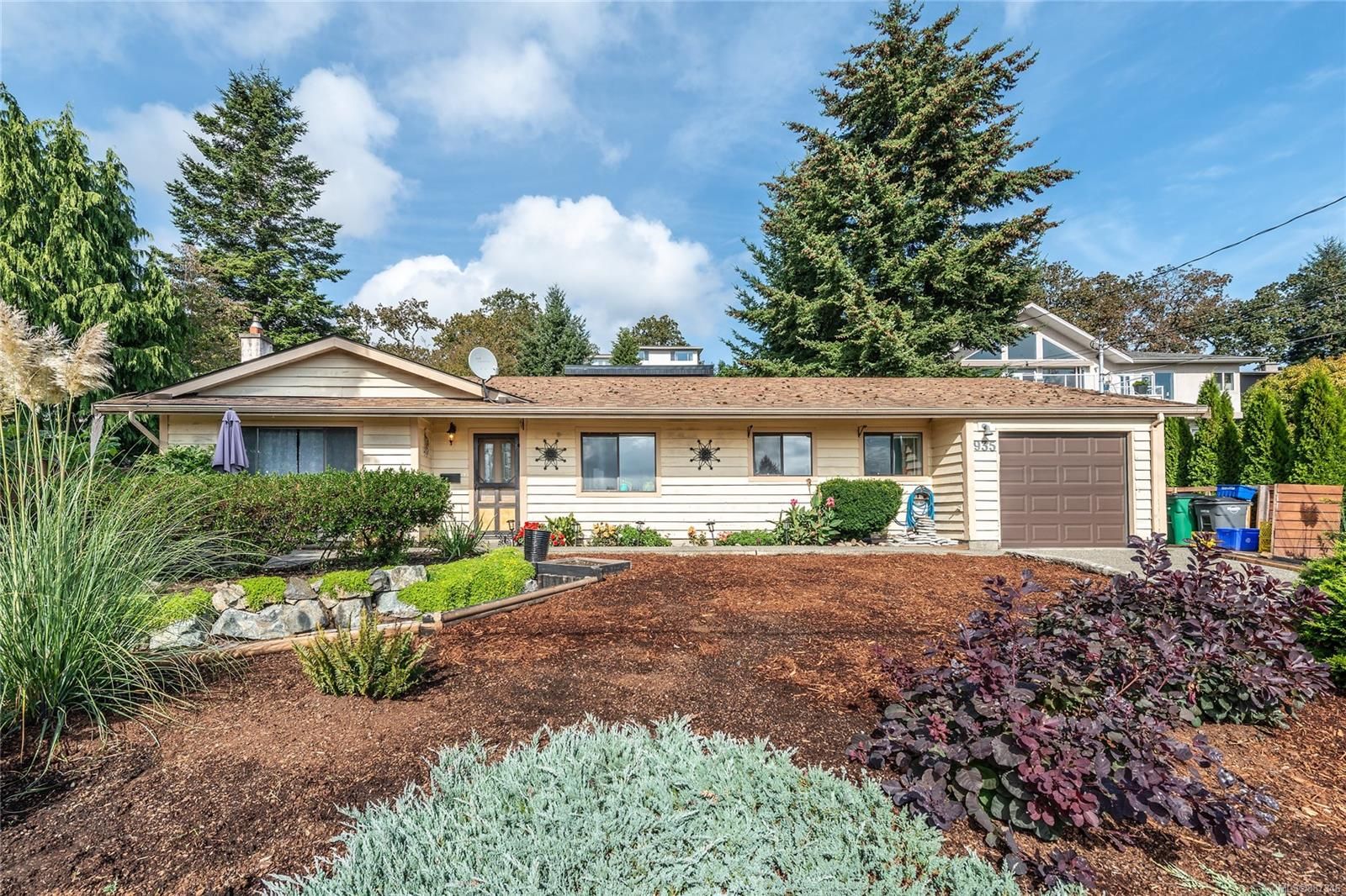 Main Photo: 935 Lakeview Ave in Saanich: SE Lake Hill House for sale (Saanich East)  : MLS®# 887346