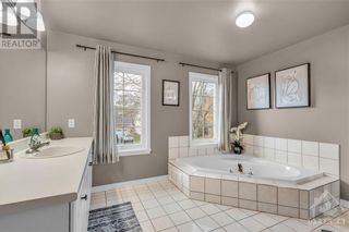 Photo 18: 29 CRANTHAM CRESCENT in Ottawa: House for sale : MLS®# 1380483