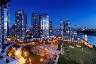 Photo 3: 1601 638 BEACH CRESCENT in Vancouver: Yaletown Condo for sale (Vancouver West)  : MLS®# R2339622