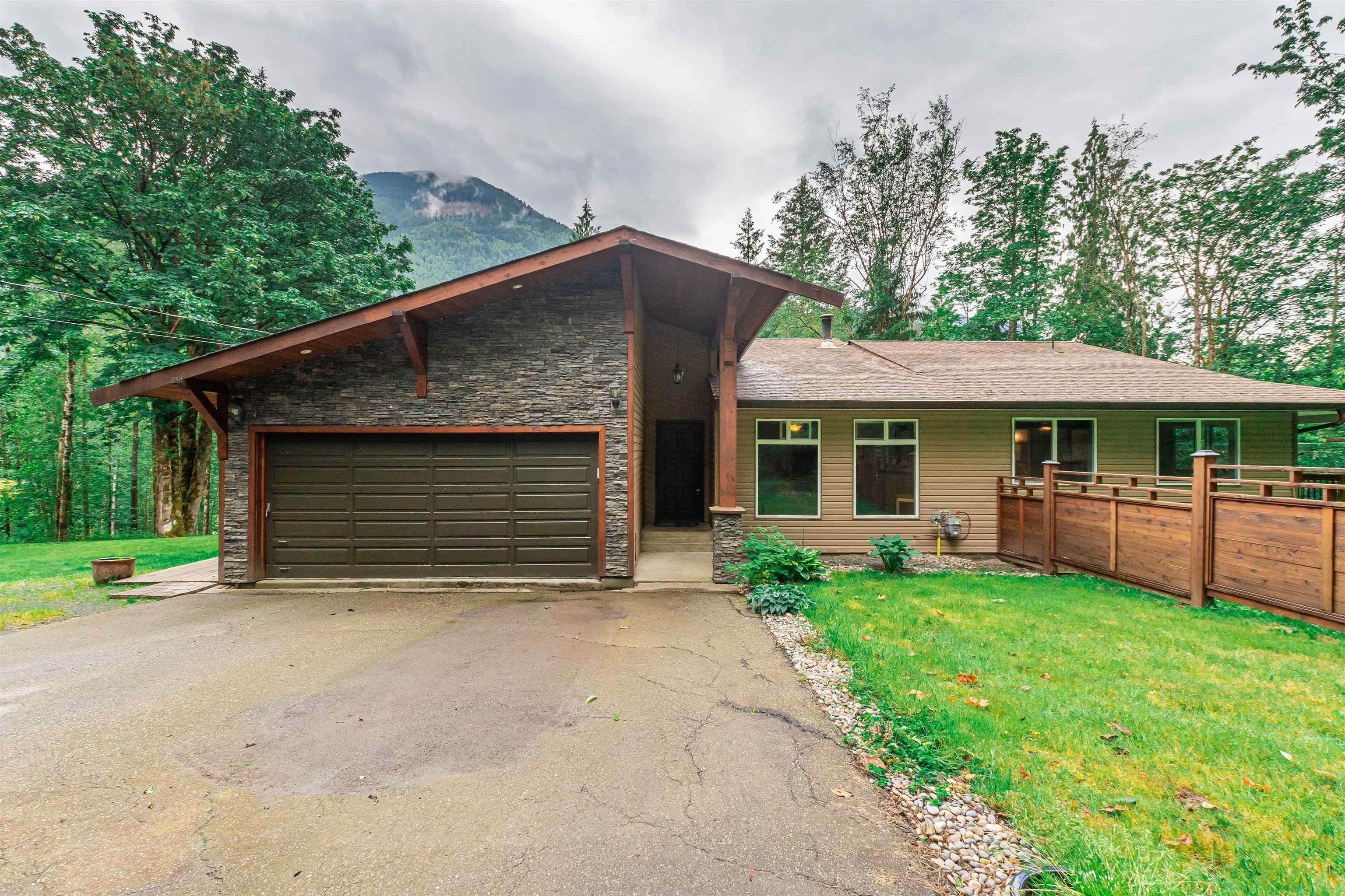 Main Photo: 47880 EDWARDS Road in Chilliwack: Chilliwack River Valley House for sale (Sardis)  : MLS®# R2700511