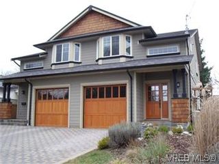 Photo 1: 2520 Cedar Hill Rd in VICTORIA: Vi Oaklands Half Duplex for sale (Victoria)  : MLS®# 557755