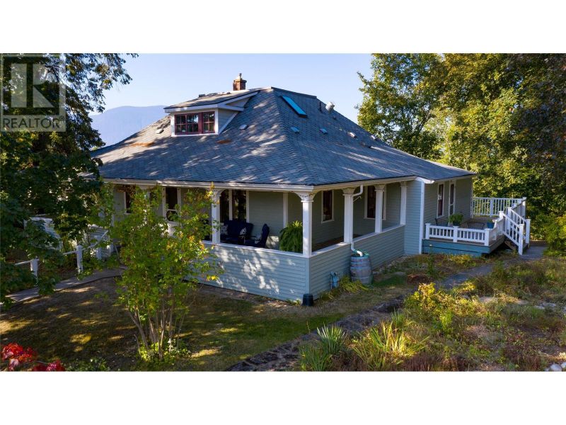 FEATURED LISTING: 1651 2nd Avenue Northeast Salmon Arm