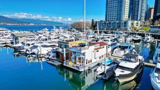 Photo 3: C38 1525 COAL HARBOUR Quay in Vancouver: Coal Harbour House for sale in "TIMBERWIND" (Vancouver West)  : MLS®# R2858562