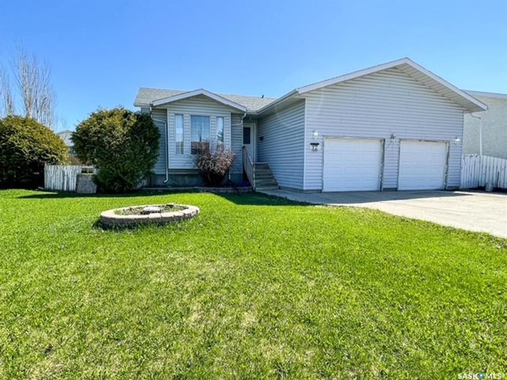 Main Photo: 12 Coupland Crescent in Meadow Lake: Residential for sale : MLS®# SK894777