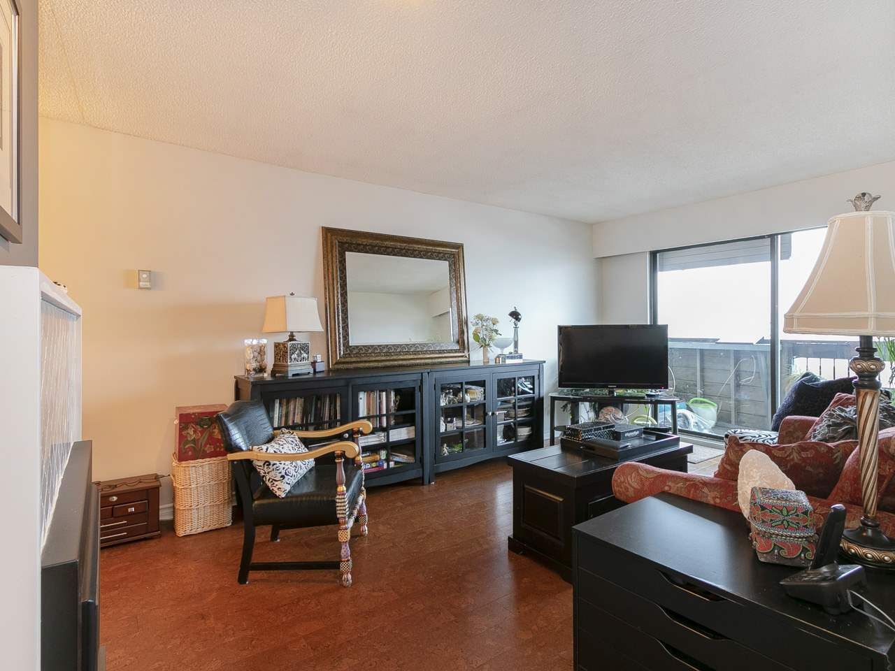 Photo 4: Photos: 303 440 E 5TH Avenue in Vancouver: Mount Pleasant VE Condo for sale in "Landmark Manor" (Vancouver East)  : MLS®# R2400226