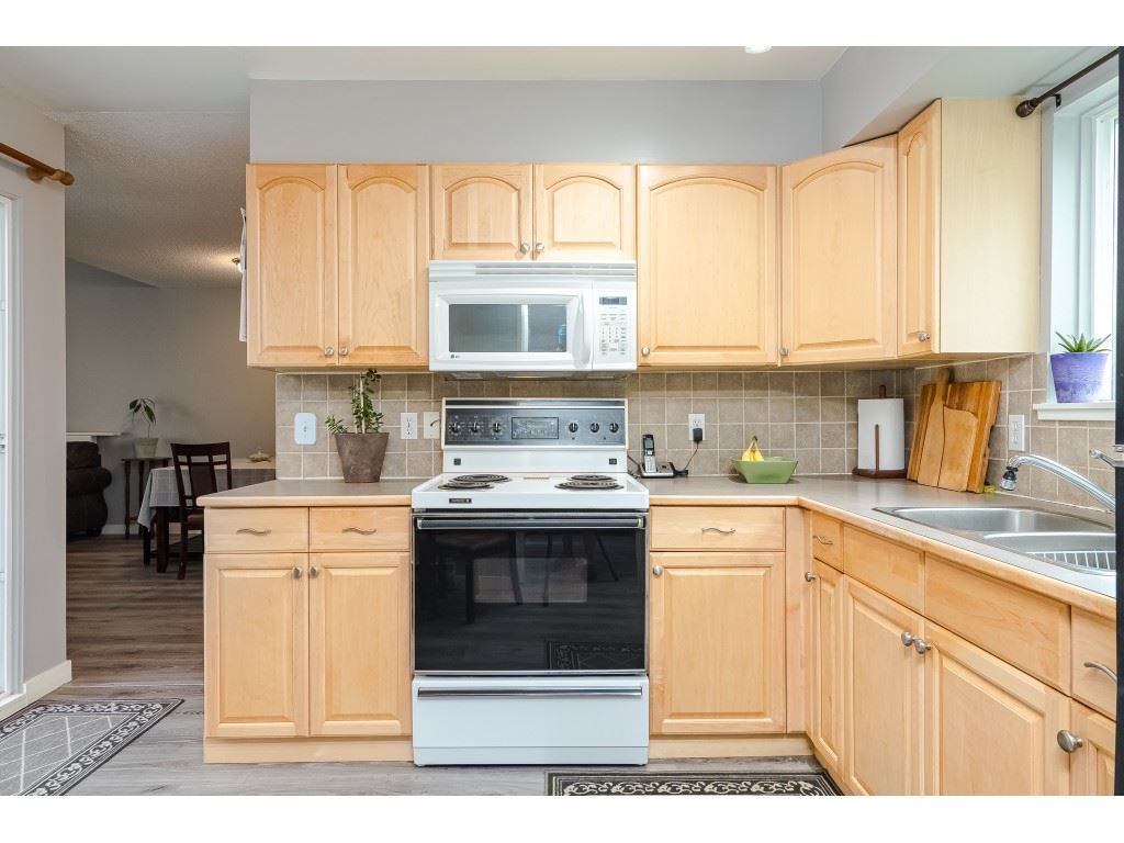Photo 18: Photos: 6116 E GREENSIDE Drive in Surrey: Cloverdale BC Townhouse for sale in "Greenside Estates - Cluster 37" (Cloverdale)  : MLS®# R2477611