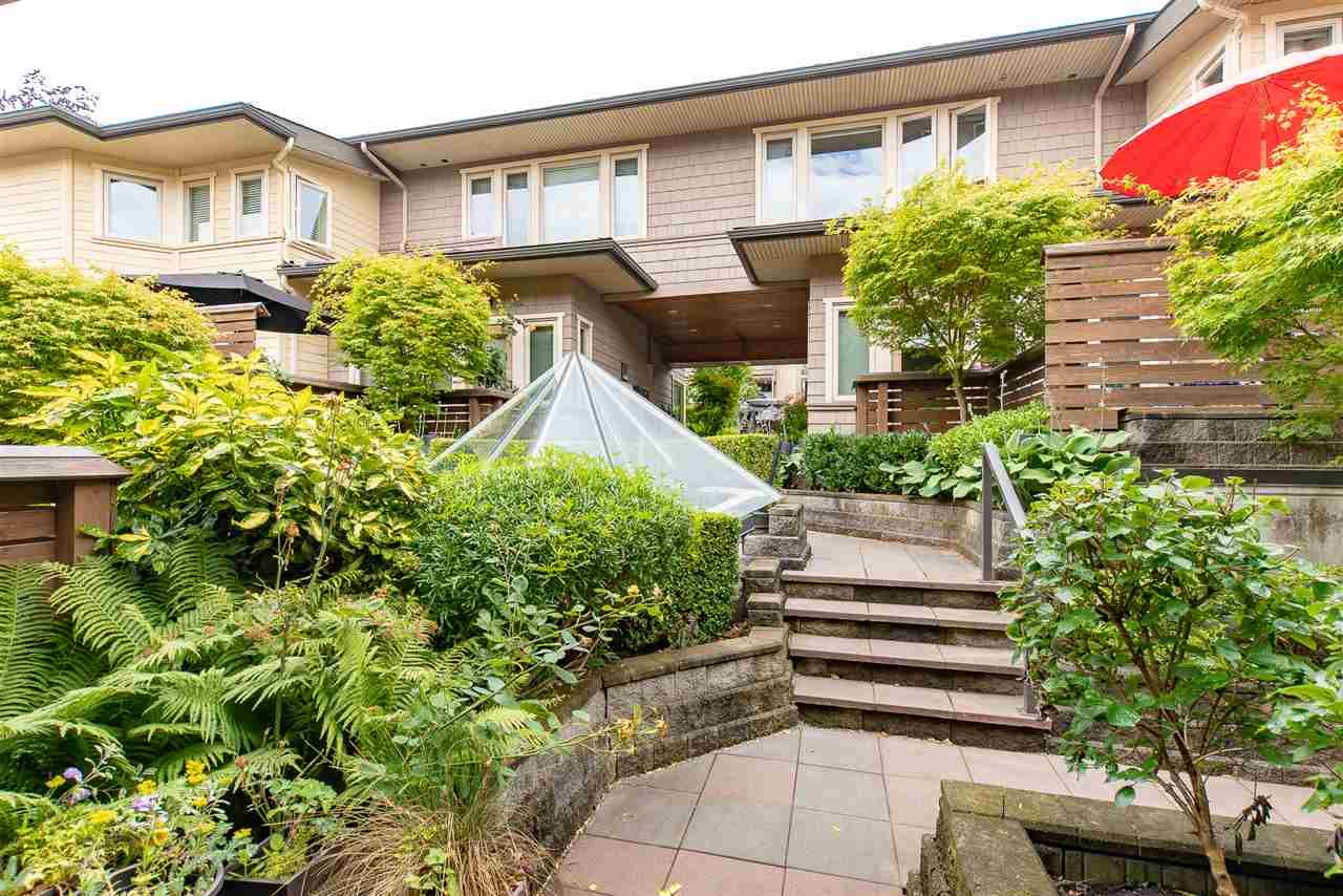 Main Photo: 5 215 E 4TH Street in North Vancouver: Lower Lonsdale Townhouse for sale in "Orchard Terrace" : MLS®# R2297145
