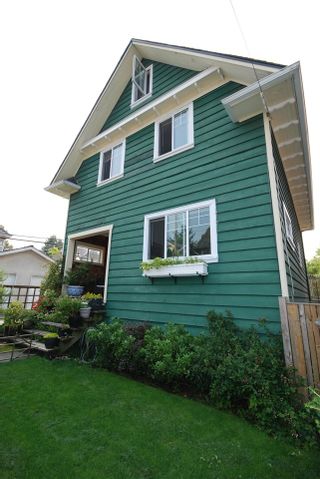 Photo 2: 1921 LAKEWOOD DRIVE in Vancouver: Grandview VE House for sale (Vancouver East)  : MLS®# R2195198