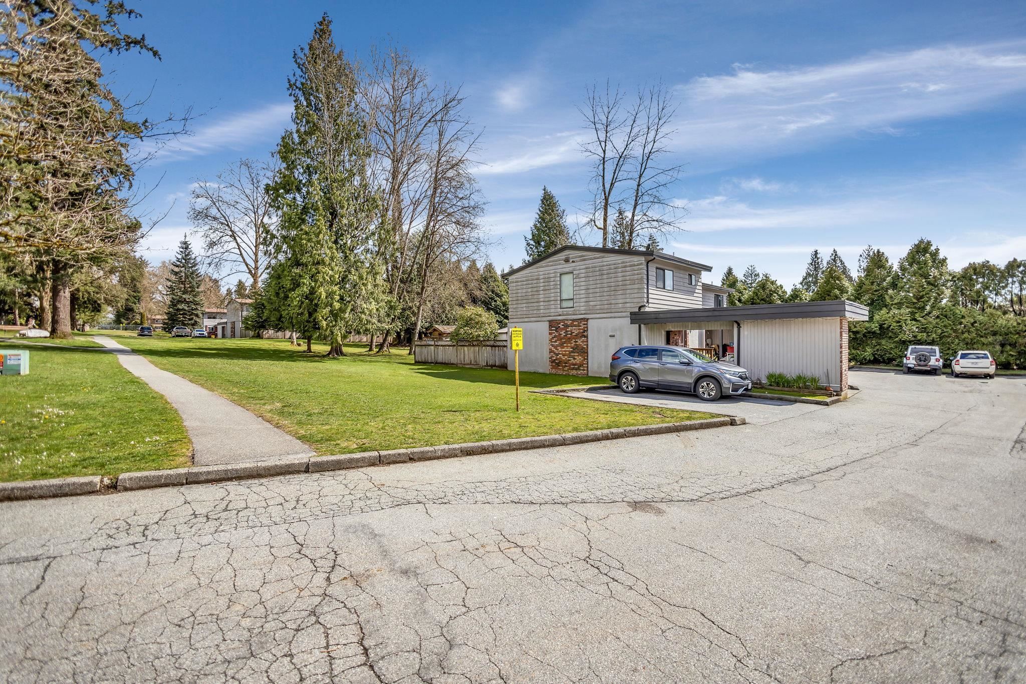 Main Photo: 12128 SCHMIDT Crescent in Maple Ridge: Northwest Maple Ridge Townhouse for sale in "Woodland Park" : MLS®# R2765389